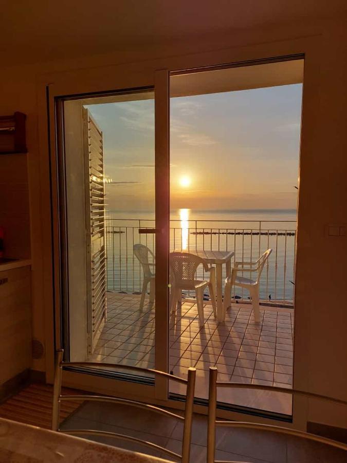 Апартаменты Attico Fronte Mare Мартинсикуро Экстерьер фото