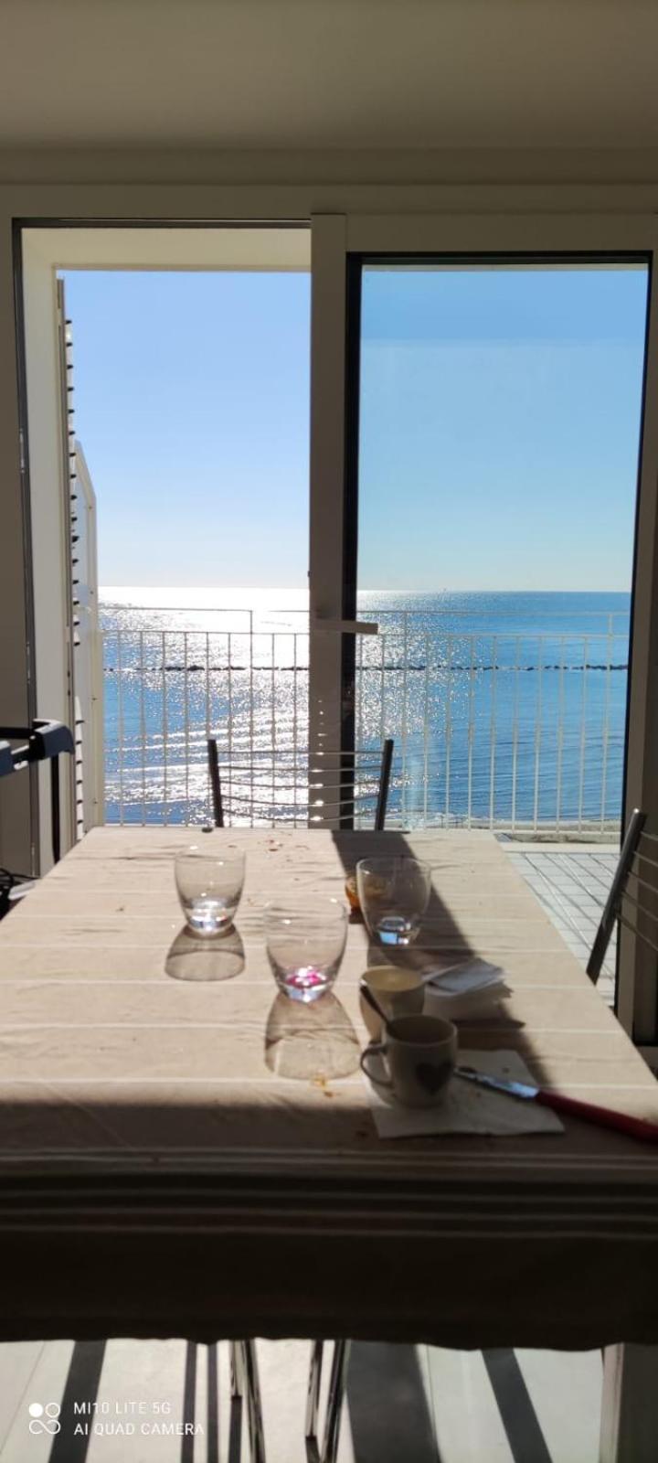 Апартаменты Attico Fronte Mare Мартинсикуро Экстерьер фото