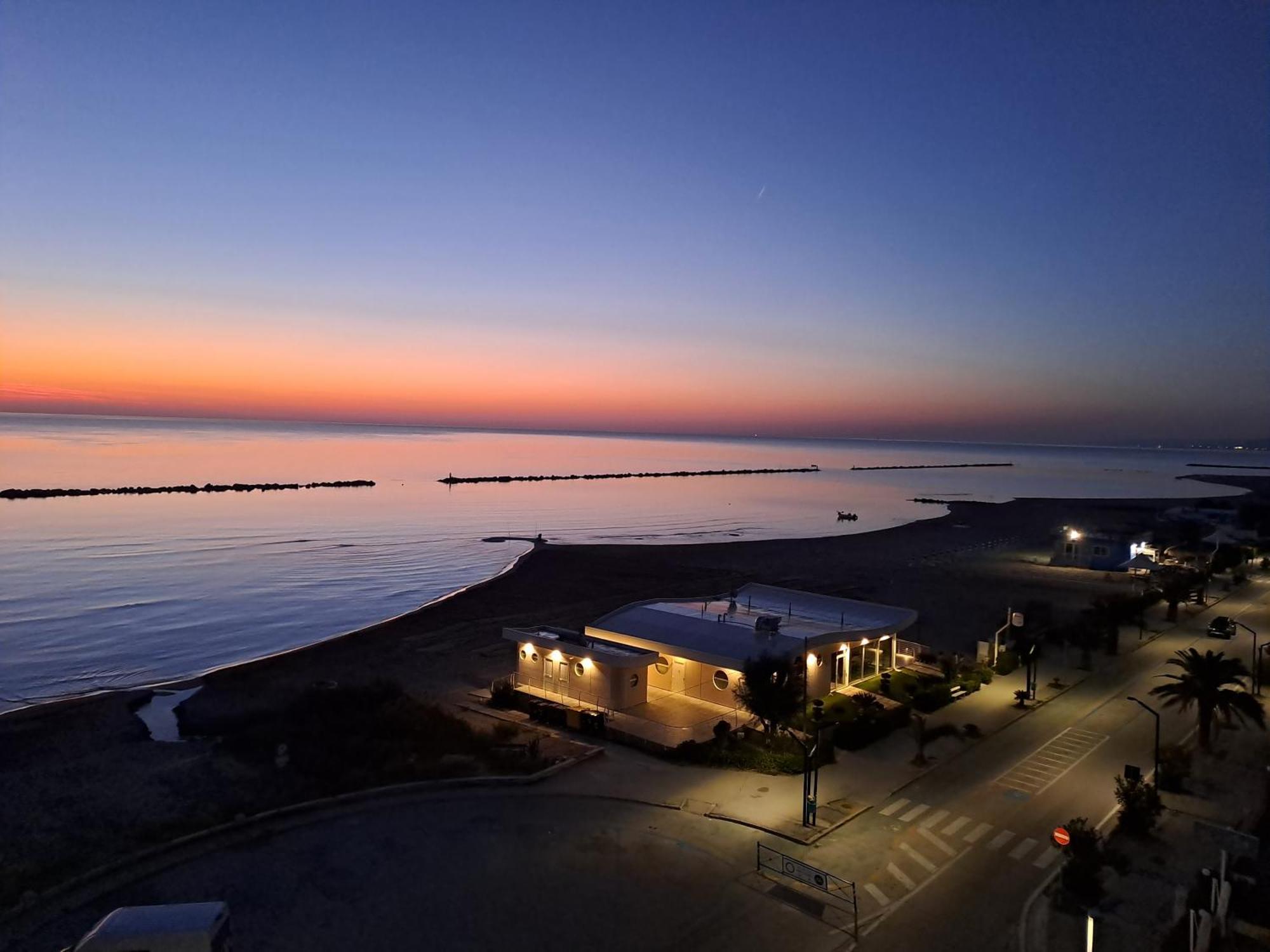 Апартаменты Attico Fronte Mare Мартинсикуро Экстерьер фото